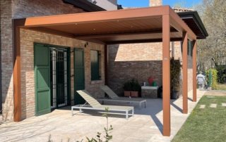 Pergola bioclimatica in legno per esterno