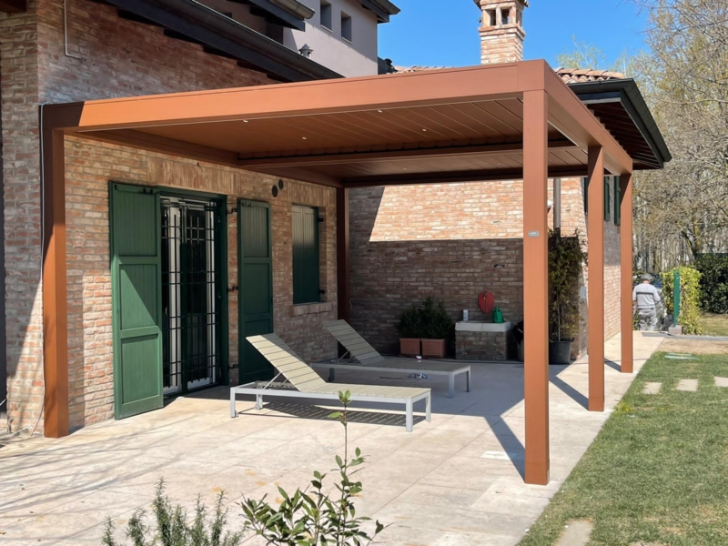 Pergola bioclimatica in legno per esterno